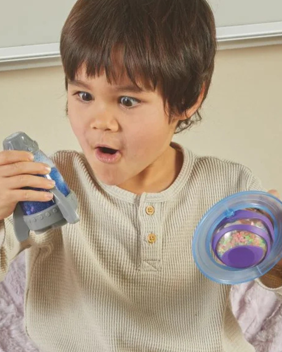 Learning Resources – Vesmírný senzorický set – svítící fidget hračky (Soothing Space Sensory Fidget Set) 2